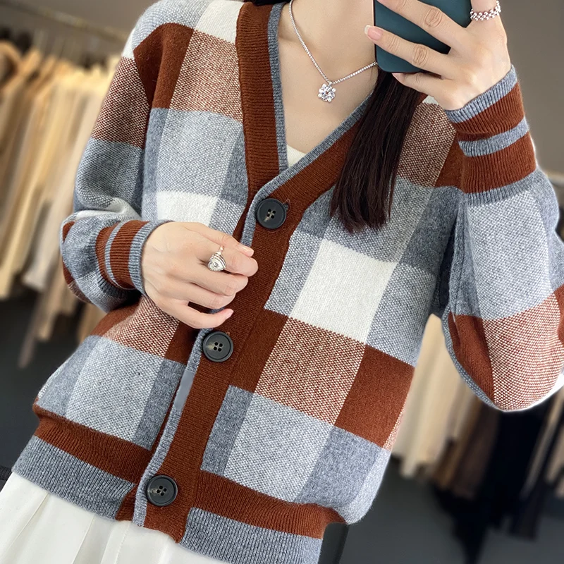 Color blocking high-end light luxury style sweater jacket for women's new autumn and winter V-neck Blouse