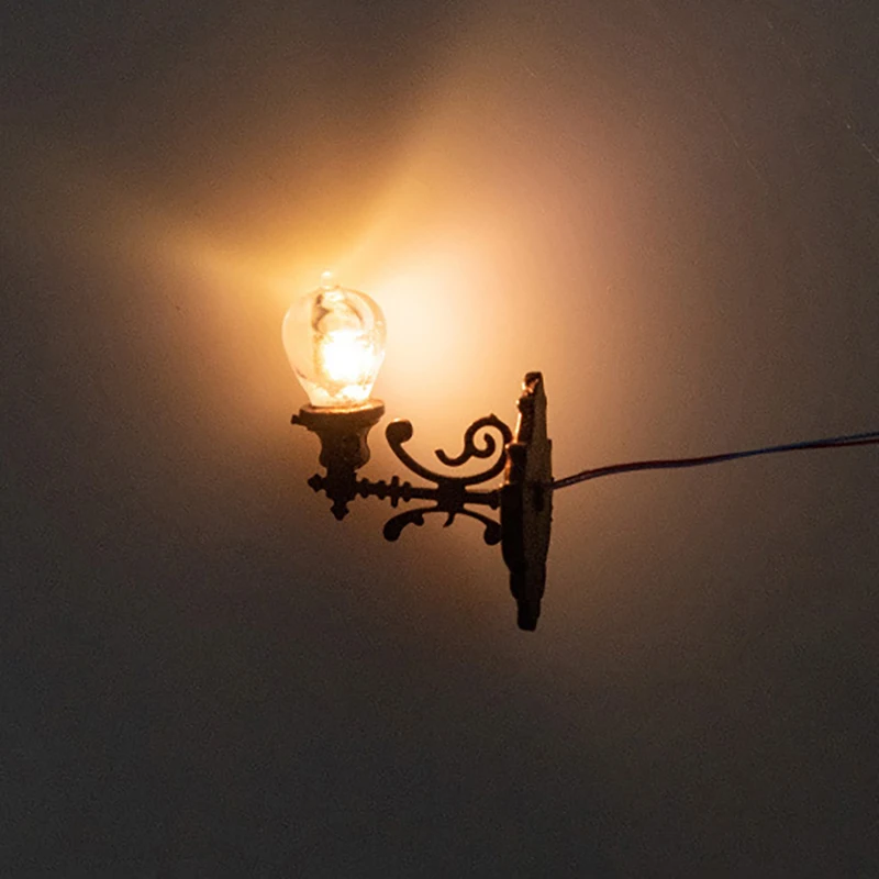 Lampada da parete per casa delle bambole in miniatura Lampada da scrivania leggera Mini illuminazione a LED Decorazione per la casa Mobili per bambole Il giocattolo può essere luminoso