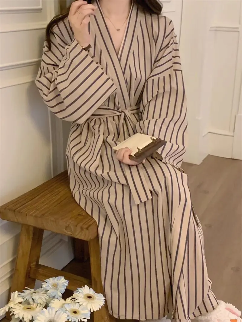 Nuovo Accappatoio Camicia da notte universale da donna Kimono lungo a righe Pigiama allentato Abbigliamento per la casa Pigiama da donna Abito popolare coreano Ragazza