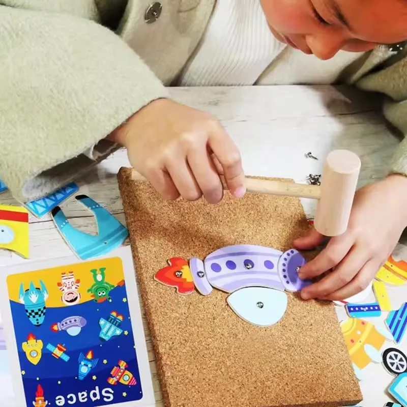 망치와 못 게임 코르크 보드 탭 아트 세트 다양한 모양의 컬러풀한 나무 조각과 미니 도구. 3세 이상 어린이를 위한 창의적인 장난감