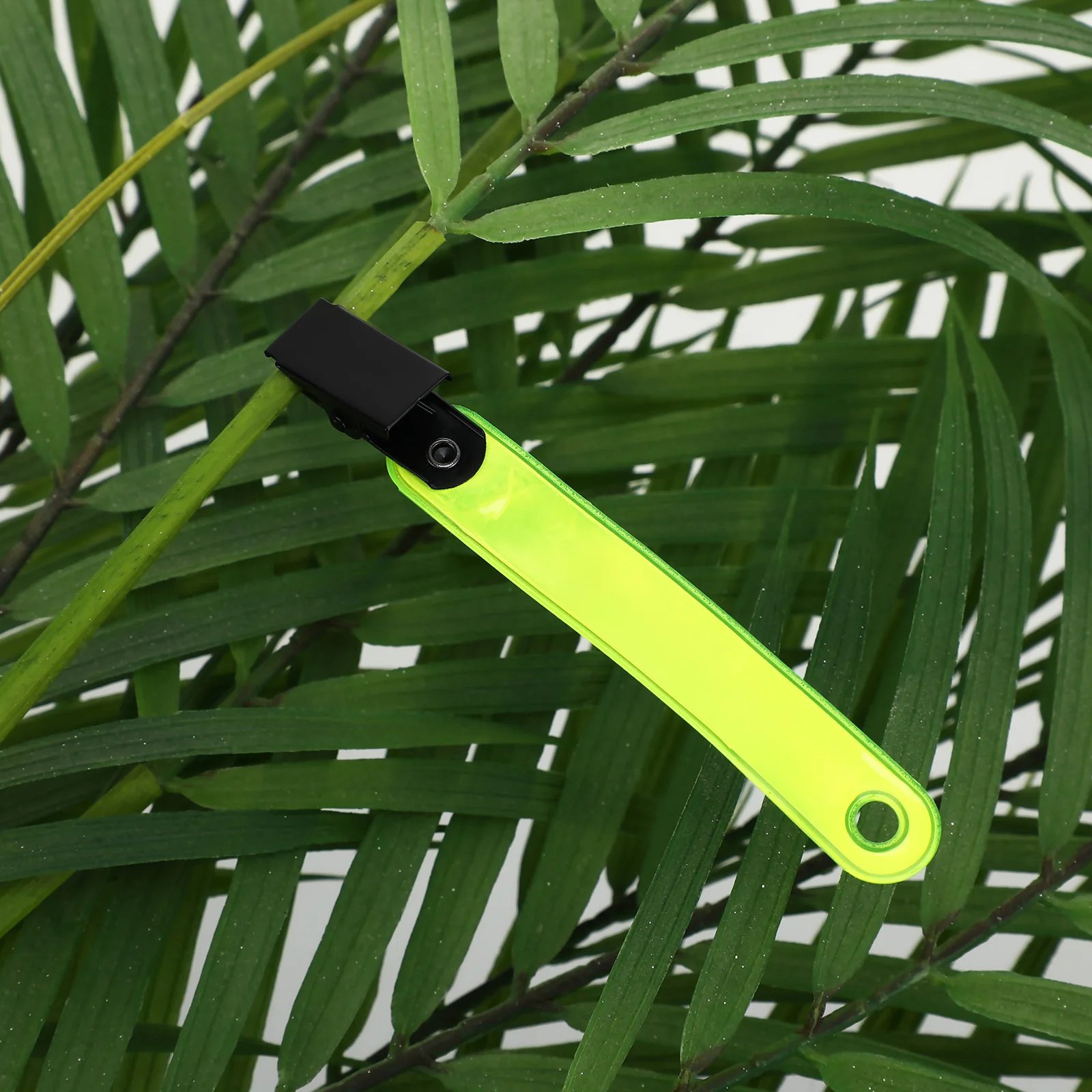 

24Pcs Reflective Trail Markers Bright Clip Attachments for Night Walking Camping Hiking Safety Outdoor Reflectors Tree Branch