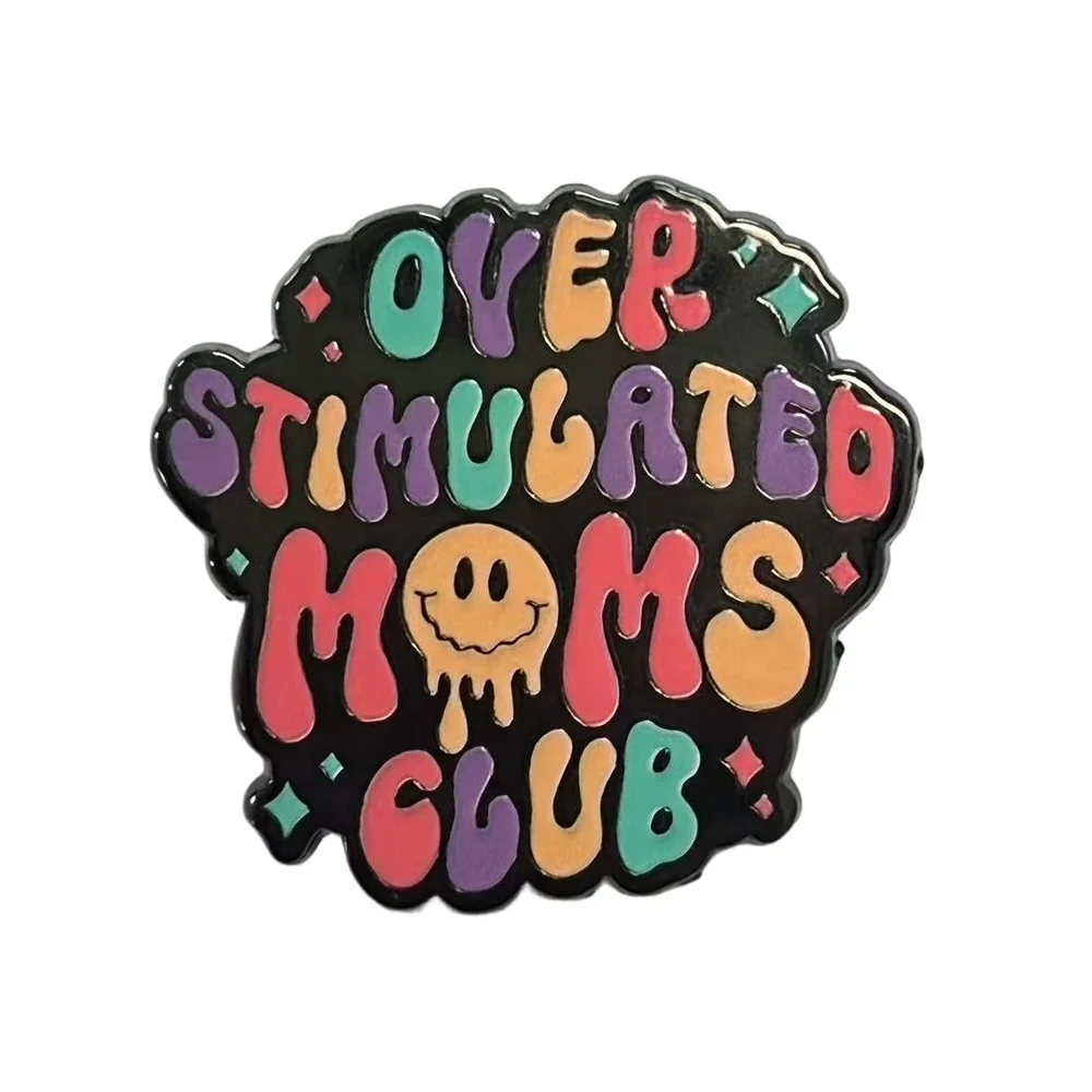 �Over Stimulated Moms Club“-Brosche, kreativer, farbiger Buchstaben-Emaille-Anstecker, humorvolles Muttertagsgeschenk, Abzeichen, Accessoires für Taschen und Feiertage. – Detail 1