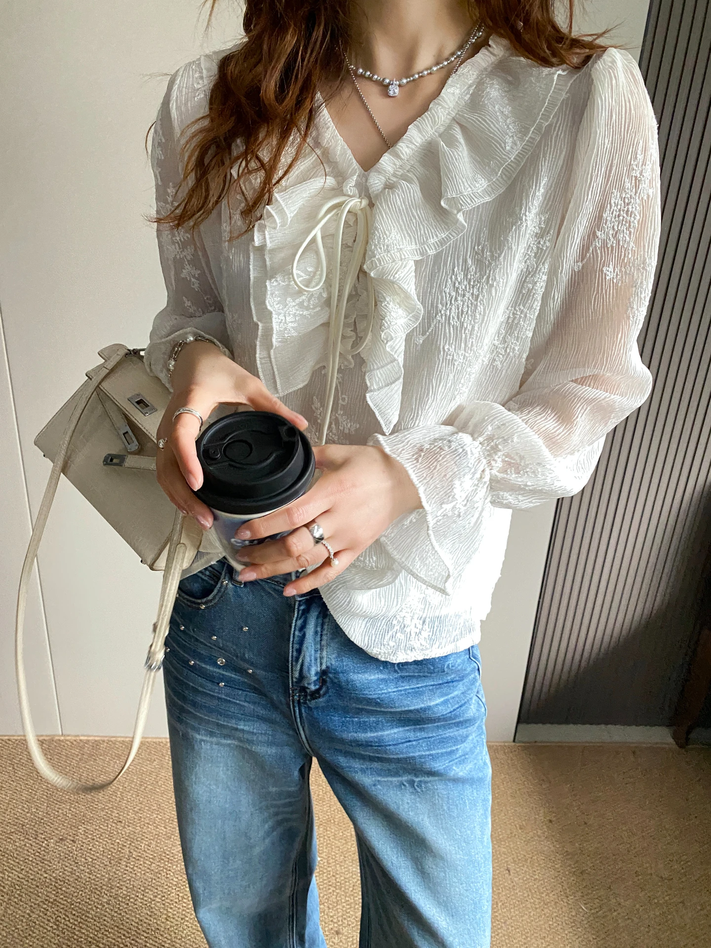 

Ele V-ne Long Sve irt Women's Spring 2026 New Design Sensation Blouse French Sle Loose Fit Embellied Hem