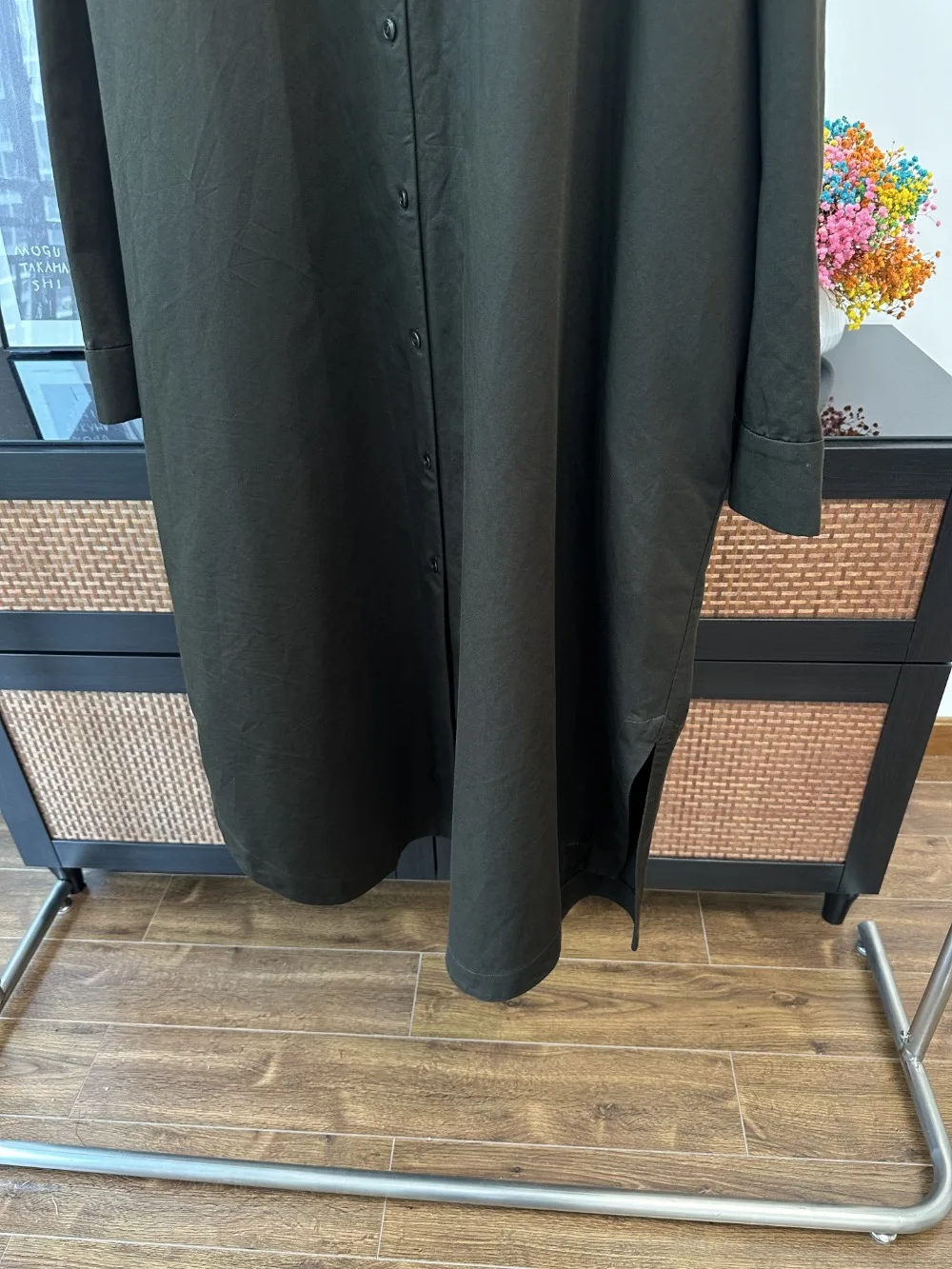 Minimalistyczna koszula z lnem i bawełną o średniej długości, z dużym kołnierzem, rozcięciem bocznym i asymetrycznym dołem.