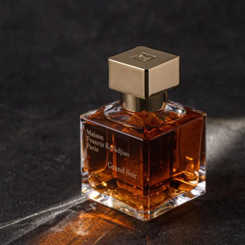 

Унисекс Woody Floral Artisan Fragrance 70 мл Стойкий хрустящий тонкий воздушный натуральный аромат с нежным чистым гладким уникальным персонажем