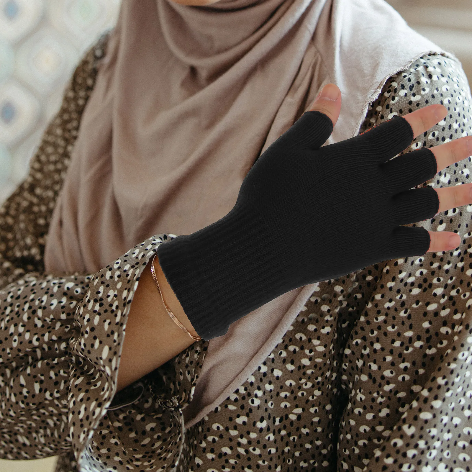 

Soft Non-Slip Yoga Gloves Half Finger Cotton Knitted for Sports Exercise Simple Fashionable Black Half Finger Gloves