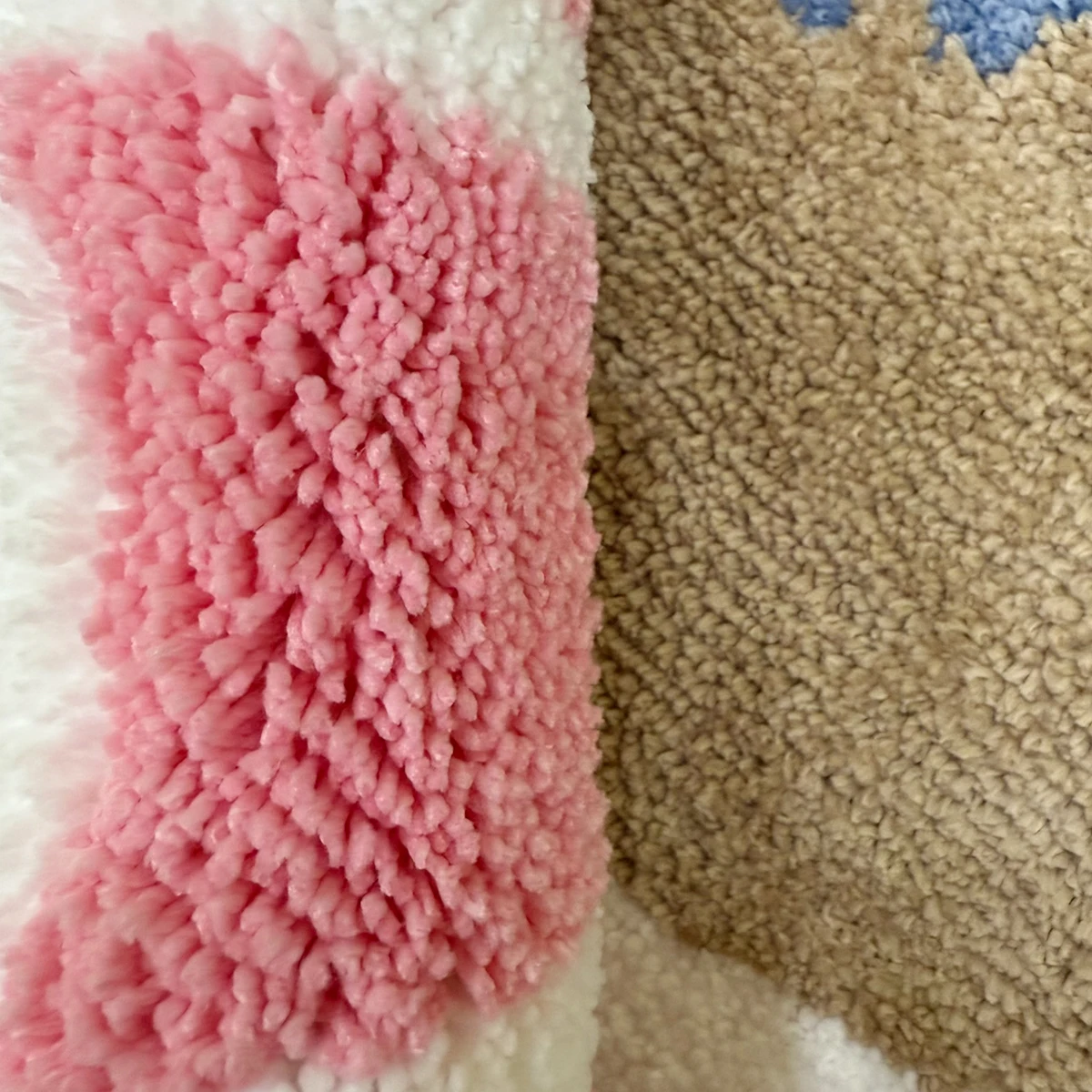 Kreativer getufteter Teppich mit Globusmuster, Farbblock-Fächerkante, flauschiger Teppich, künstlerische Dekor-Bodenmatte für Schlafzimmer und Wohnzimmer – Detail 6