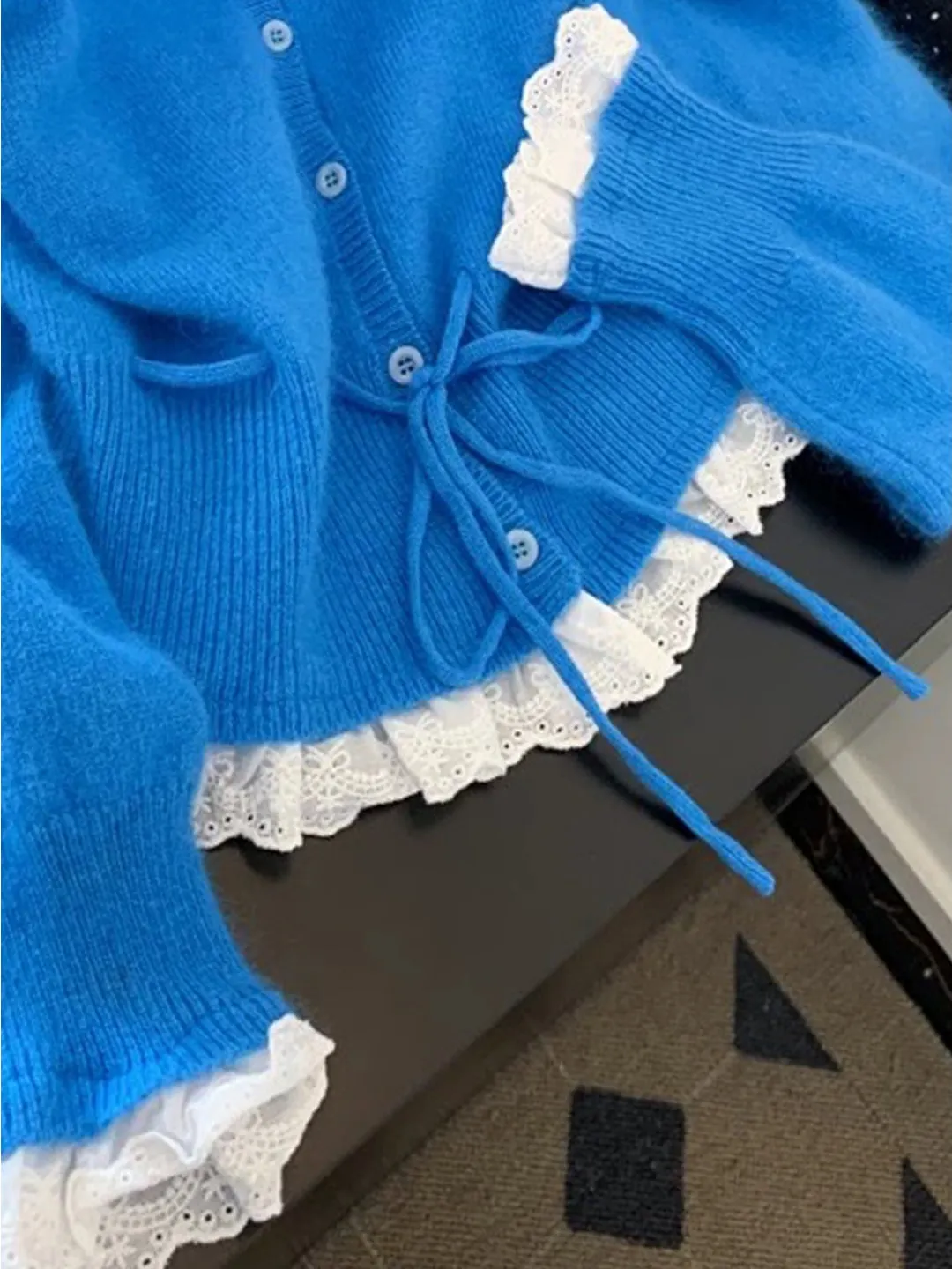クラインブルーレーススプライシングフェイクツーピースニットカーディガン女性の秋の摩耗韓国スタイル巾着ウエストソフト居心地の良いセータートップ