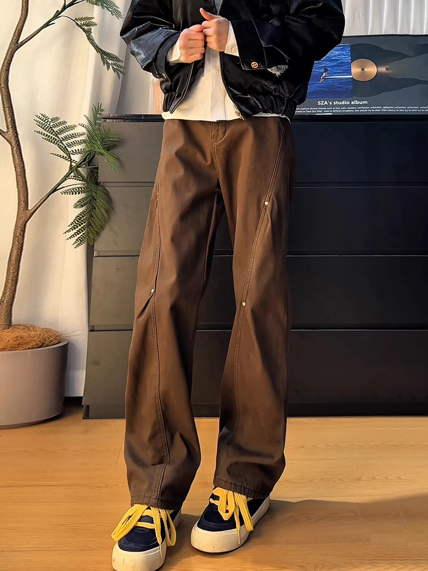 

Мужские джинсы-логгеры коричневого цвета с заклепками, в американском уличном стиле, прямого кроя, с эффектом стройности, микро-клеш, с эффектом потертости