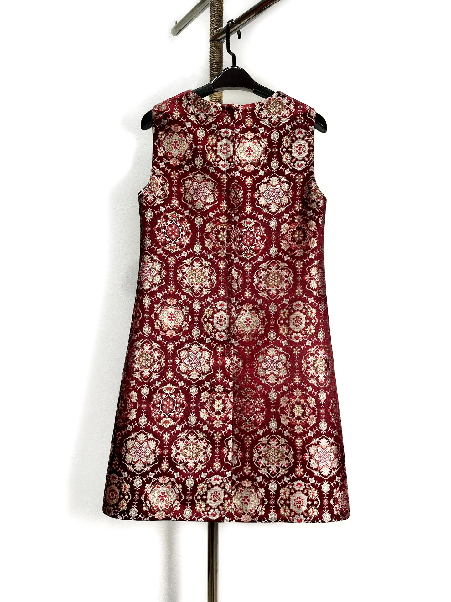 Alta qualidade vinho vermelho jacquard tecido sem mangas vestido tanque elegante o pescoço casual curto a linha vestido de luxo vestido de festa à noite