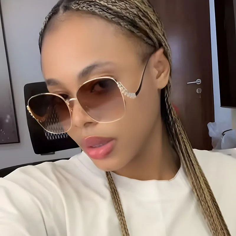 

2025 Trendy Personality Retro Women Oversized Gradient Square Sunglasses Gold Bend Leg Metal Frame Design Petal Diamond Eyewears