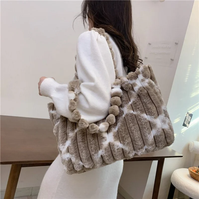 

High-End Ladies Crossbody Bag With Paris Classic Details And Soft Suede Trim Suitable For Weekend Outfits​
