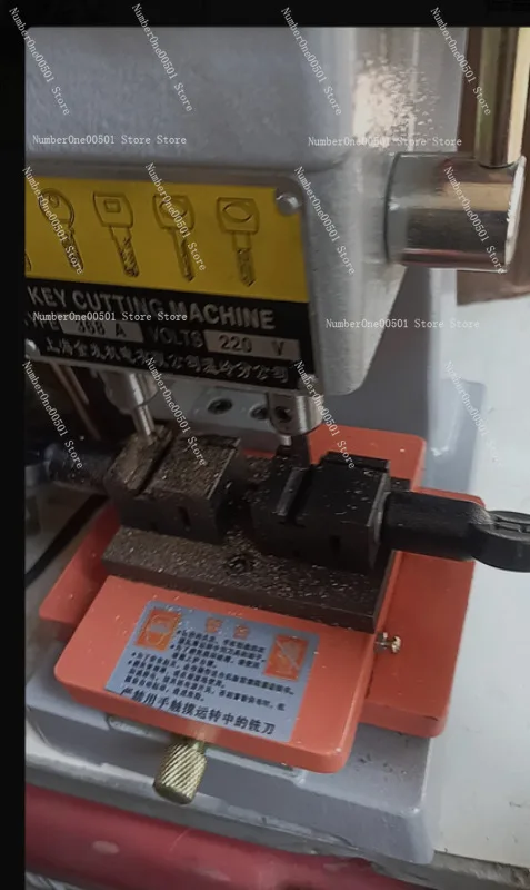 

DF001 Horizontal Manual Key Cutting Machine Locksmith Tool with Micro Adjustment Double Sided Clamp