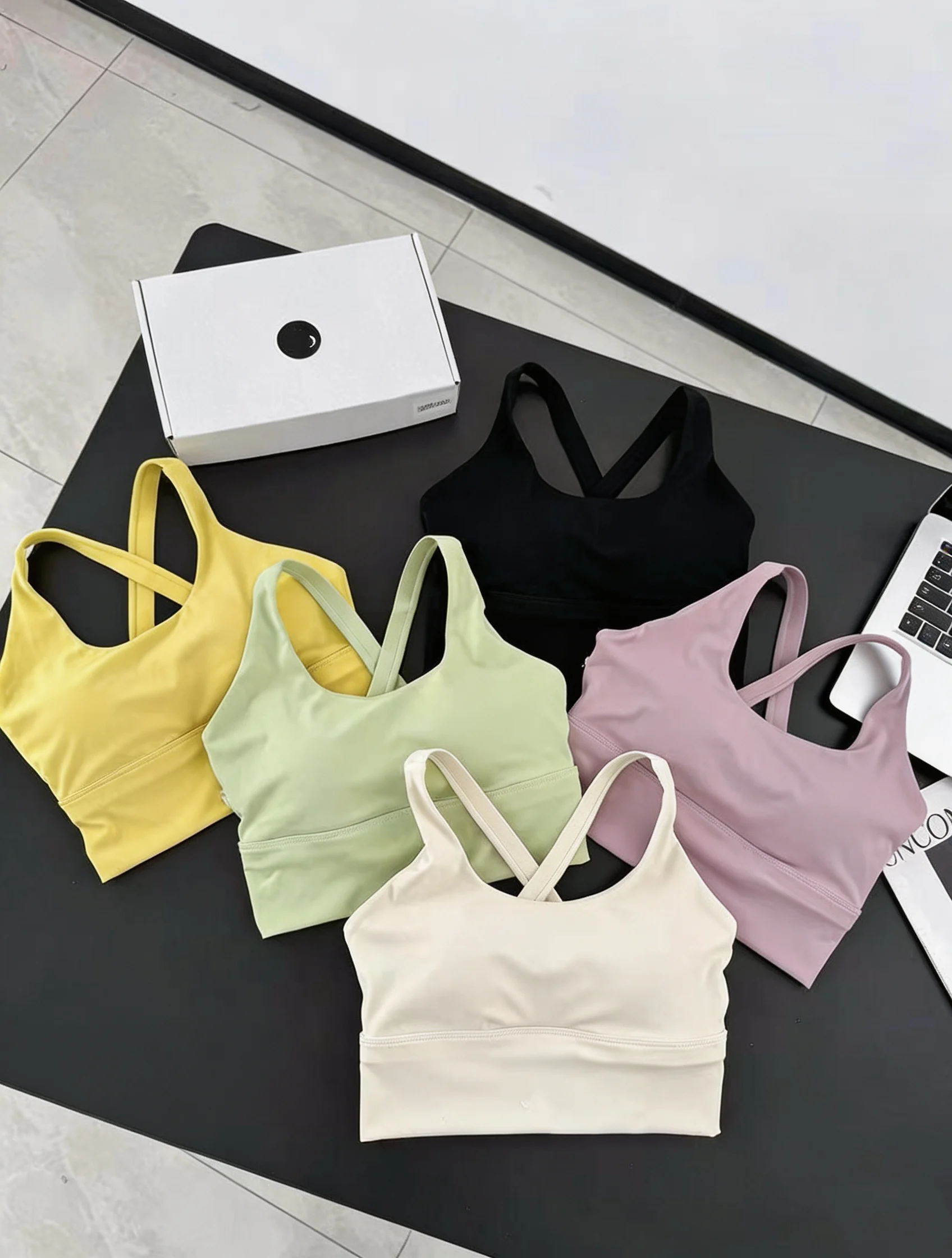 Damen-Sport-BH mit integrierten festen Cups, schöner Rücken-Workout-Tanktop für Laufen, Fitness, Yoga & Seilspringen – Detail 1