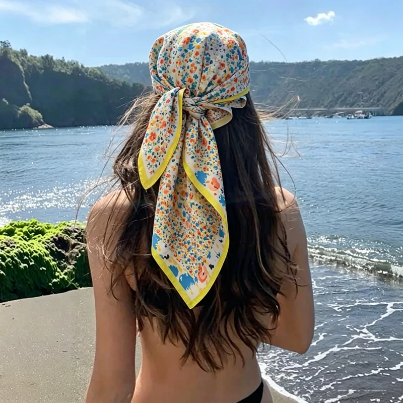 Foulard carré en soie doux et satiné, motif floral aquarelle estival, style bohème, pour femme, idéal pour la plage, les vacances, comme bandana, foulard de cou, bandeau pour cheveux, ou accessoire de sac