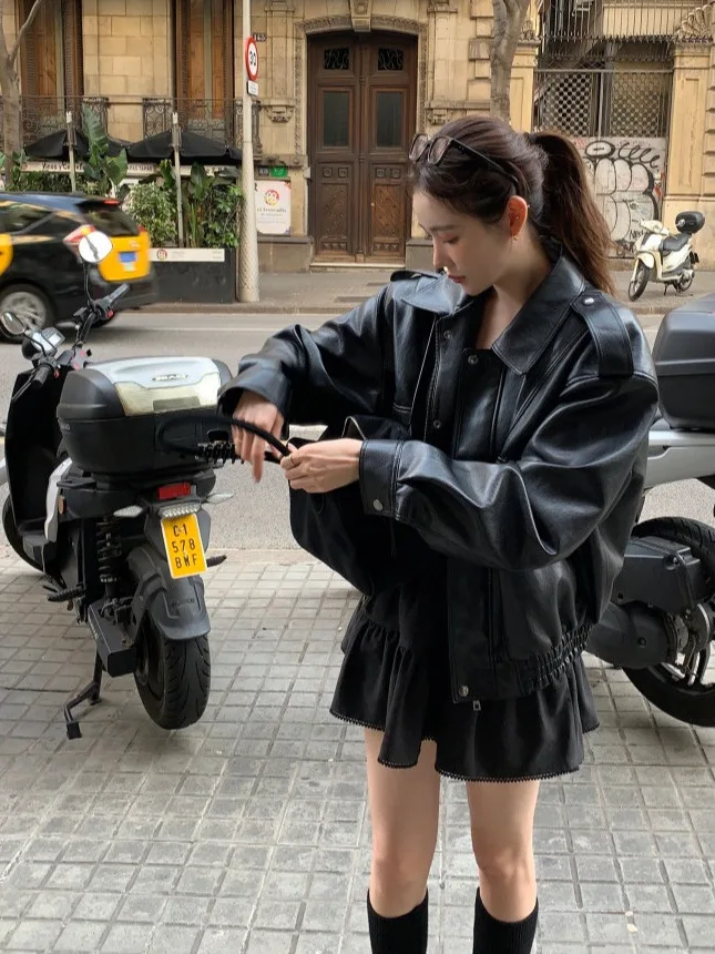 エレガントなVネック半袖ニットセーター レディース 夏 2025 新作 スイートで万能なトップスと若見えミニスカートのツーピースセット