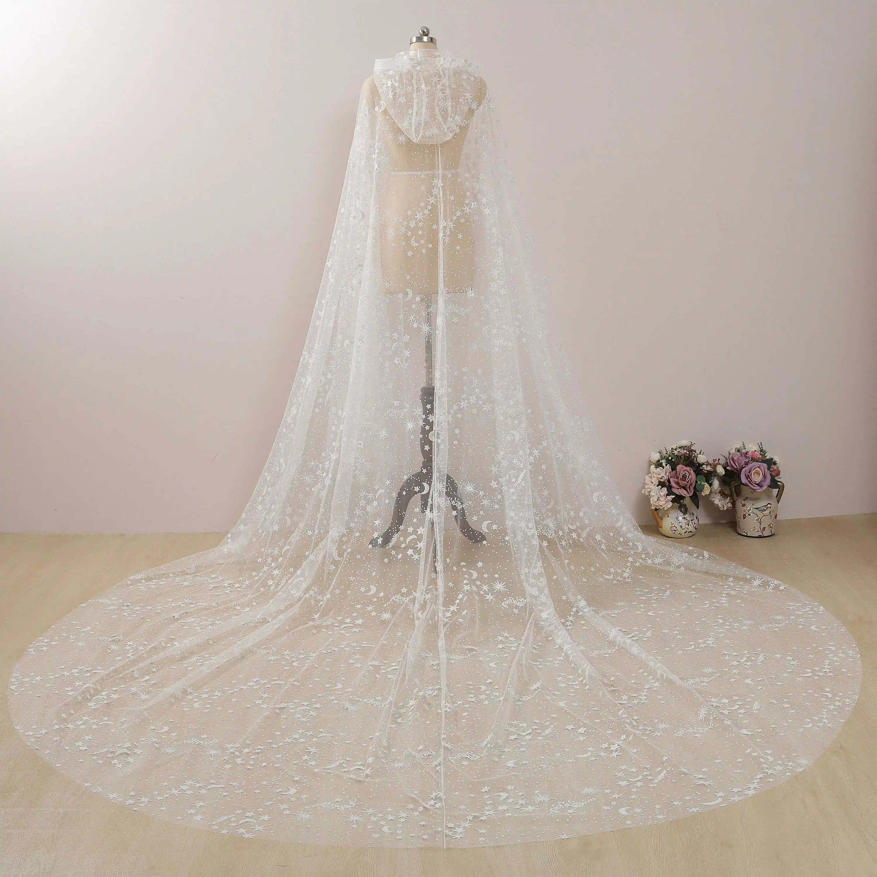 Giacca avvolgente da sposa con cappuccio scintillante Custom Made Star and Moon Lace Women mantello da sposa velo lungo sposa accessori da sposa chiesa