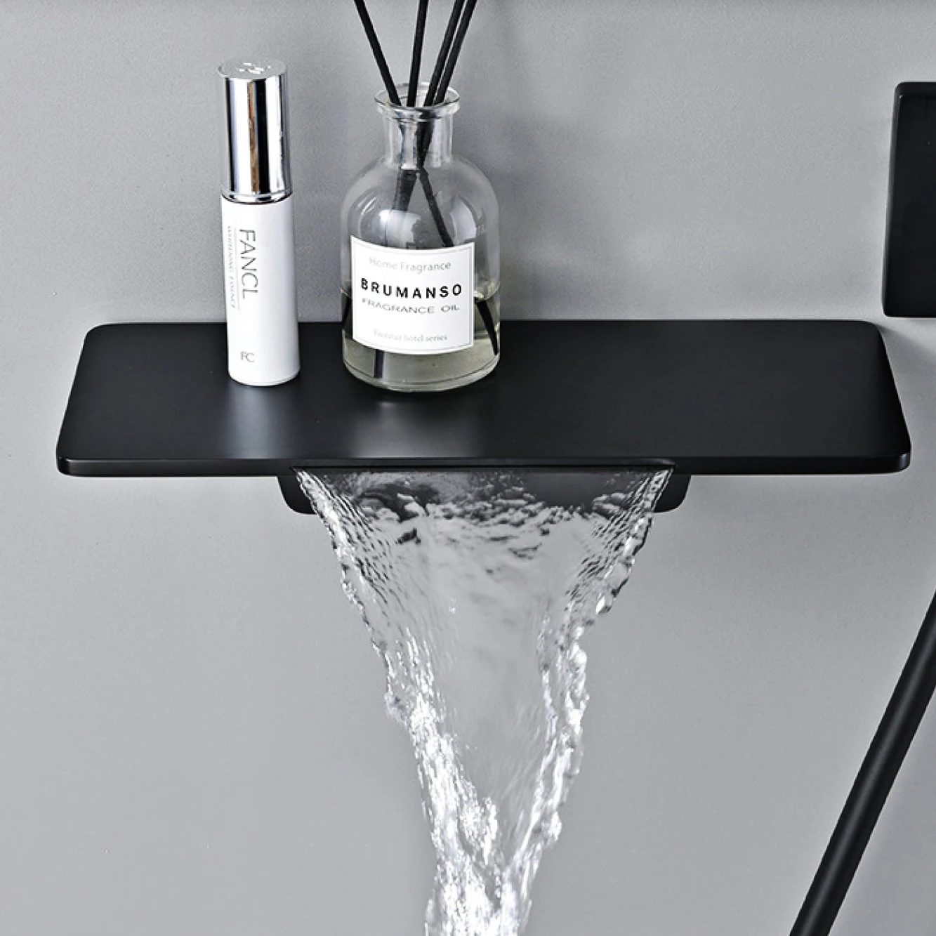 Sistema doccia da bagno in ottone nero semplice di fascia alta design a parete rubinetto a cascata termostatico a 2 maniglie termostatico a 3 funzioni