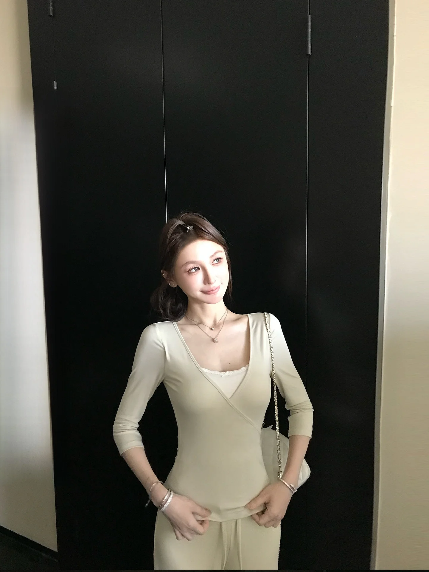 

Футболка Skk Store Berlin Early Spring из мягкого лиоцелла с V-образным вырезом, цветная, приятная к телу, с эффектом утяжки талии, базовый слой