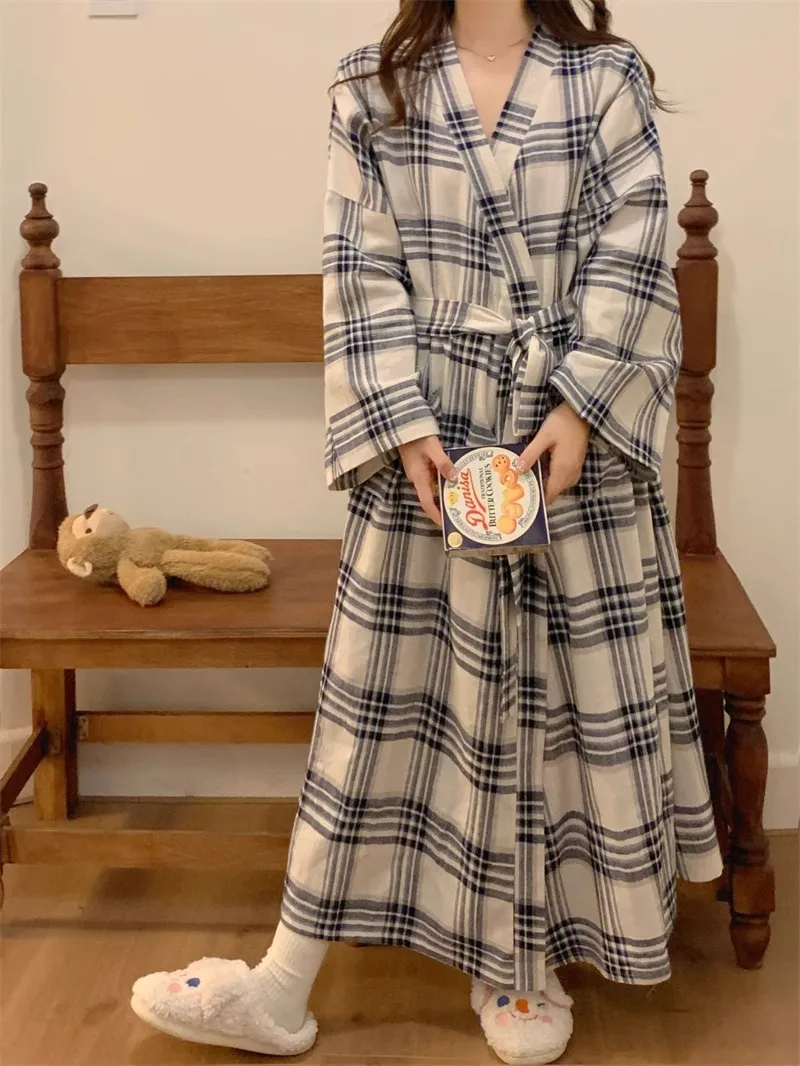 Neu eingetroffen: Damen-Nachthemd: Minimalistischer Bademantel für Frühling/Herbst – Langer, lockerer Kimono im Instagram-inspirierten Homewear-Stil – Detail 12