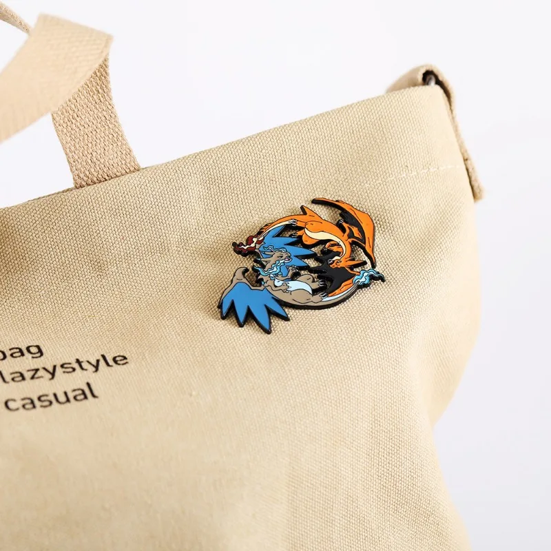 Moda Mega Charizard XY Cartoon Spille in metallo Anime Periferiche Zaino Borsa Decor Distintivi in lega Spilla Regali di compleanno per bambini