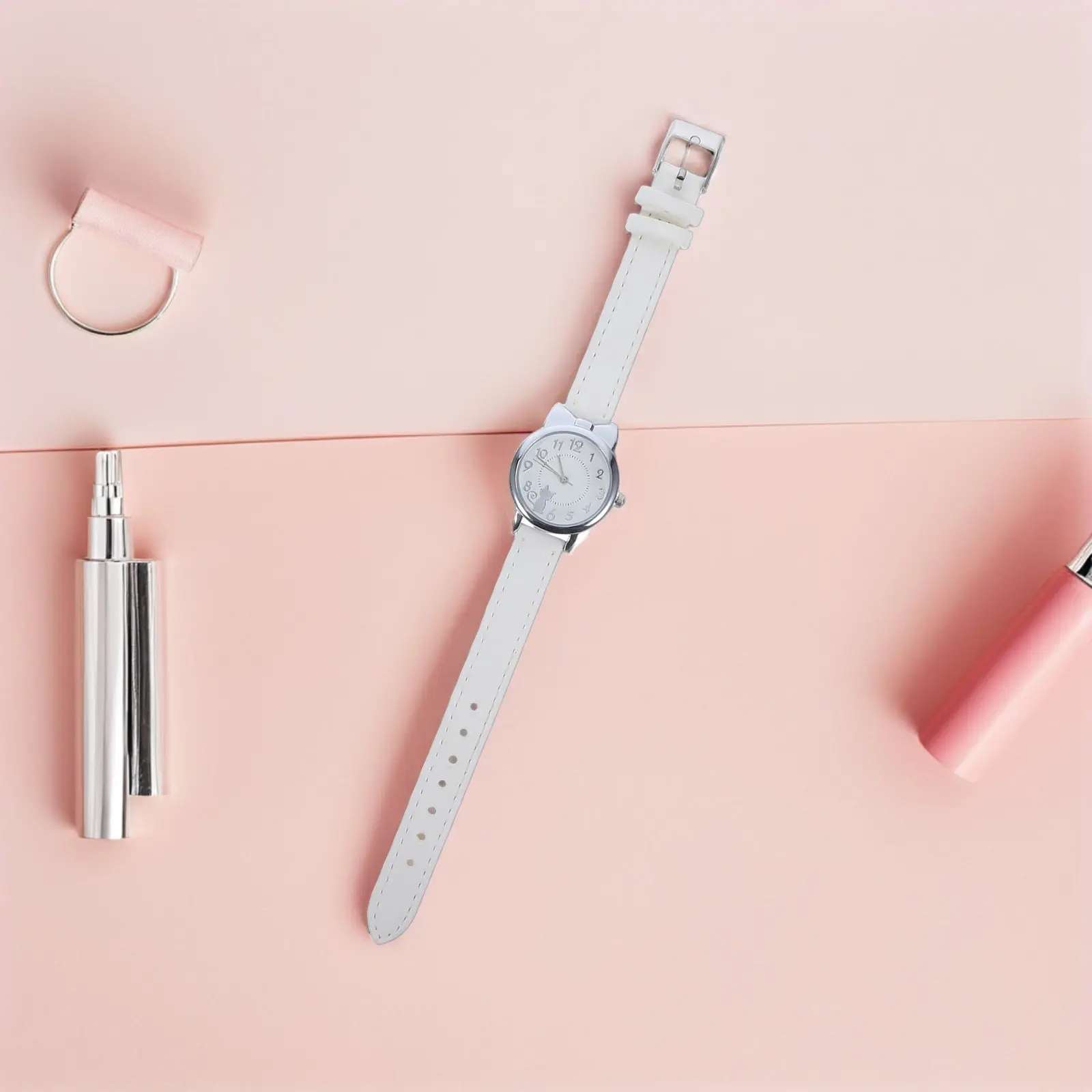 

Белые часы для малышей с милым дизайном в виде котика, кварцевый механизм, крупные четкие цифры, удобный легкий ремешок, игривый и стильный дизайн.