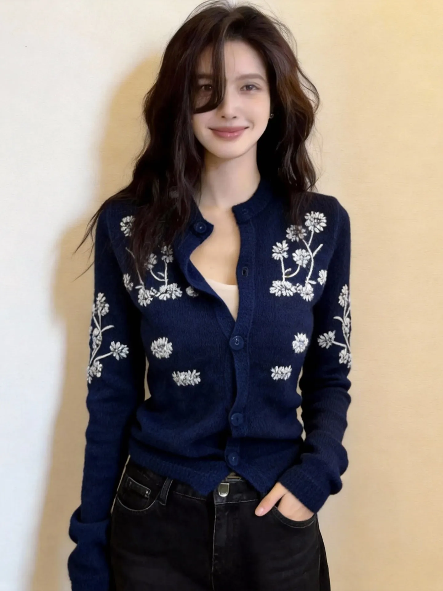 

Вязаный кардиган с вышивкой синими цветами для женщин: модный, элегантный, универсальный, для повседневной носки, с ощущением высокого качества
