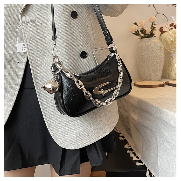 Schicke Strukturierte Casual Tragetasche mit Silberkettendetail Unterarmtasche Abnehmbarer Anhänger Trendige Mini-Schultertasche für Frauen Alltag – Detail 15