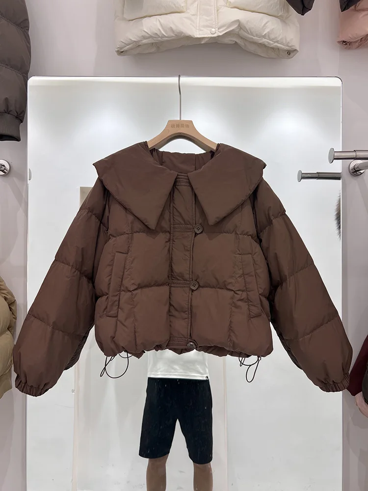 سترة ذات ياقة دمية بلون سادة للنساء 2025 النسخة الكورية الجديدة سترة قصيرة غير رسمية بتصميم بطة بيضاء عصرية