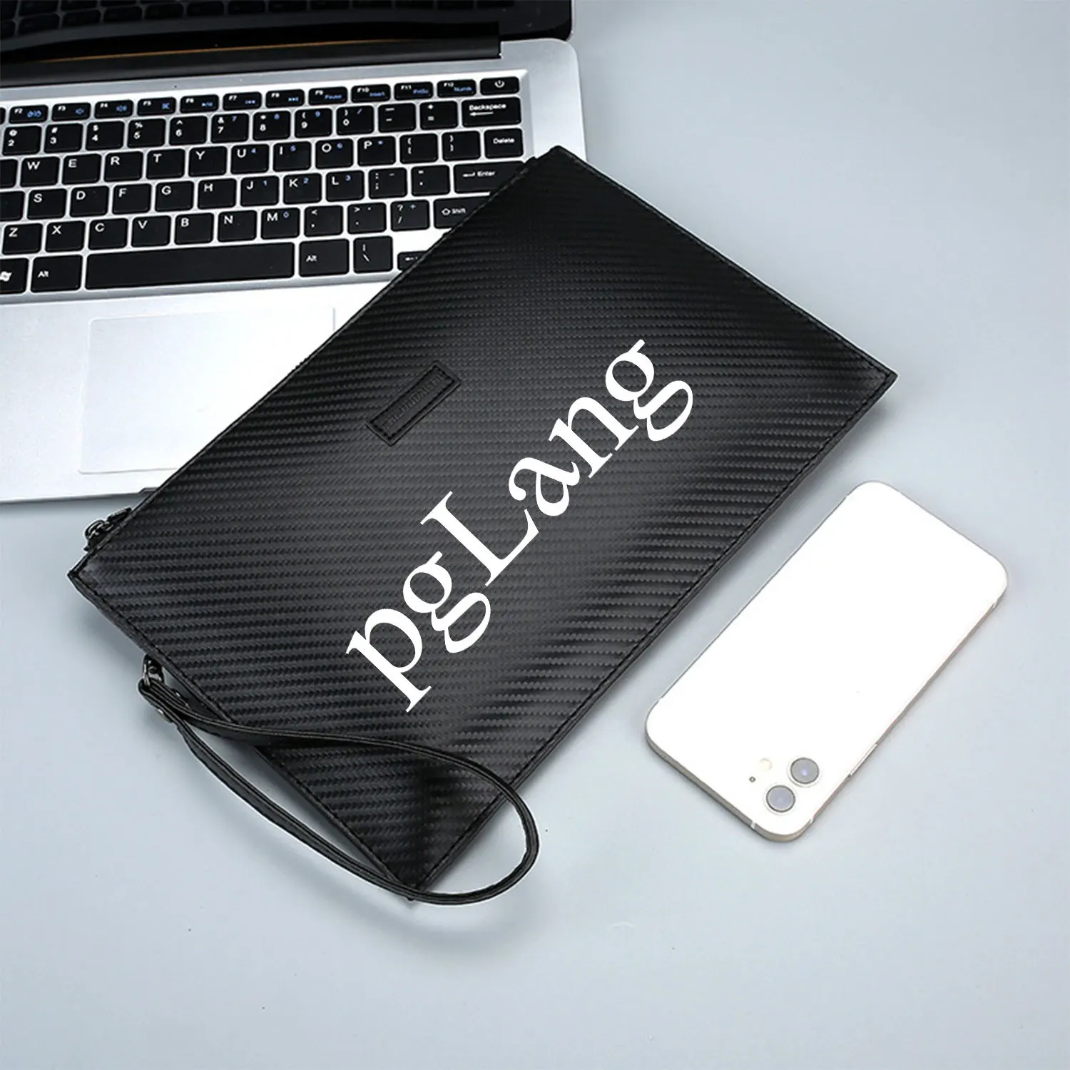 ตัวอักษรสีขาวที่สง่างามบนพื้นหลังสีดำ กระเป๋าถือผู้ชายพียูพิมพ์ลายหรูหรา ทันสมัยและใช้งานได้จริงสำหรับการพกพาในชีวิตประจำวัน