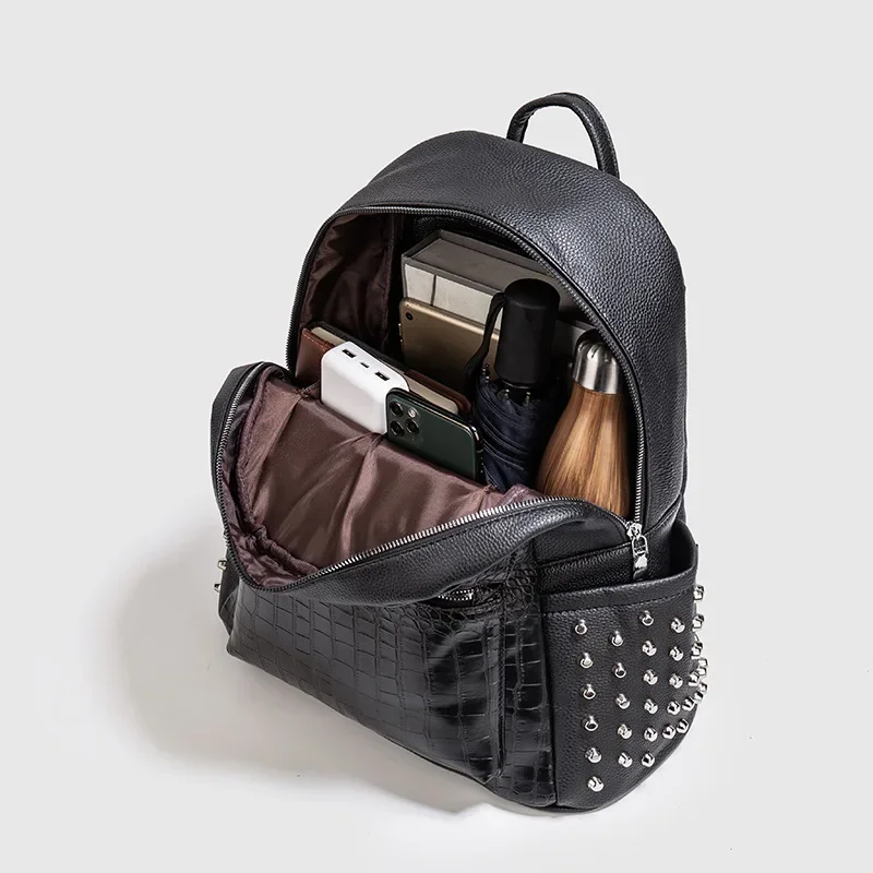 2025 nova marca de moda rebite homens mochila jacaré padrão couro à prova dwaterproof água saco viagem casual livro masculino bolsa para portátil mochilas