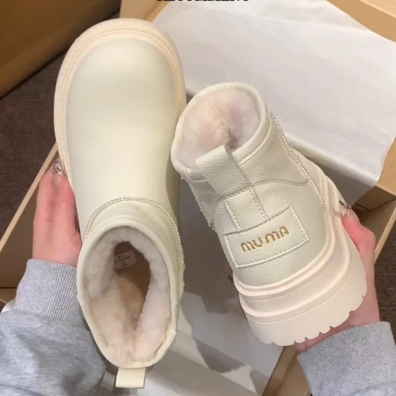 

Bread women's winter 2025 new model with plush and thick leather surface, short boots with thick soles, cotton boots, waterproof