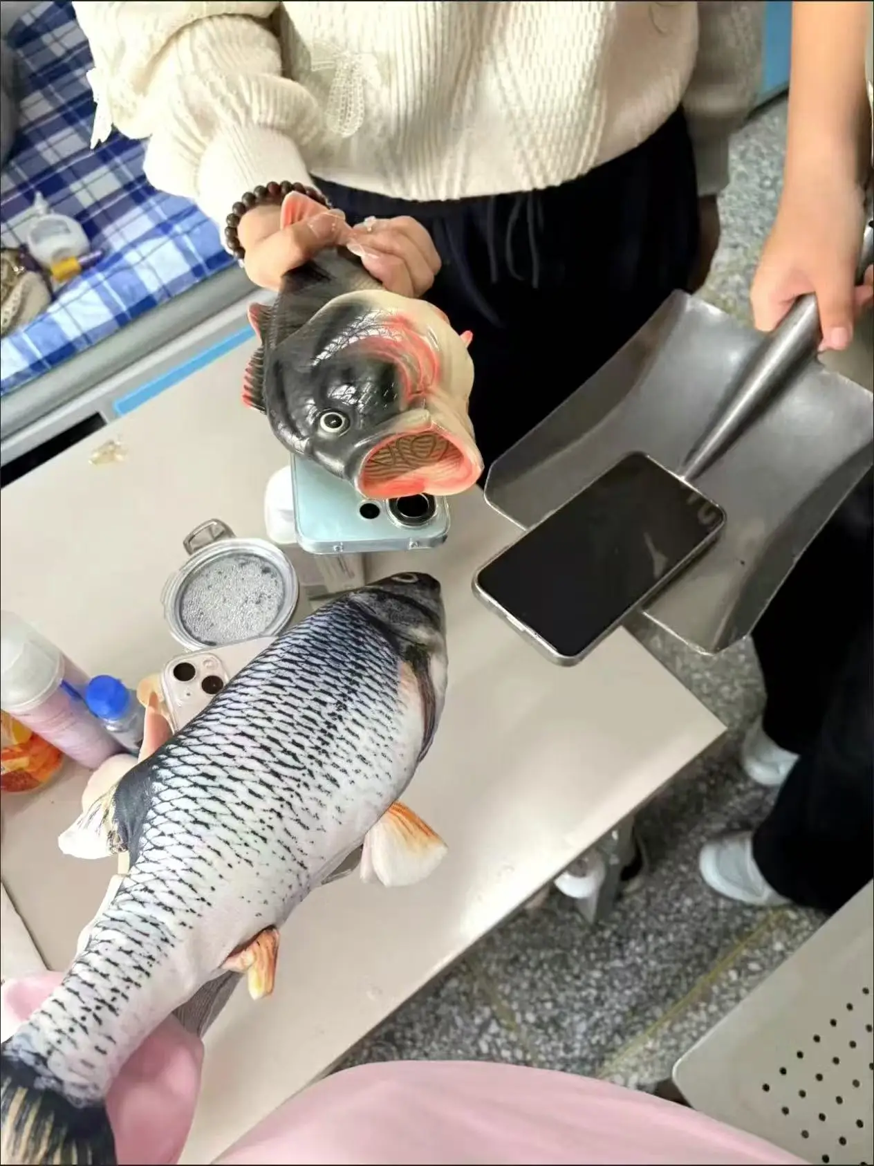 Zabawne, brzydkie etui na telefon w kształcie ryby w stylu Tik Tok, idealny prezent na żarty dla iPhone 7, 8, 11, 12, 13, 14, 15, 16, 17 Pro Max. — zdjęcie produktu 5