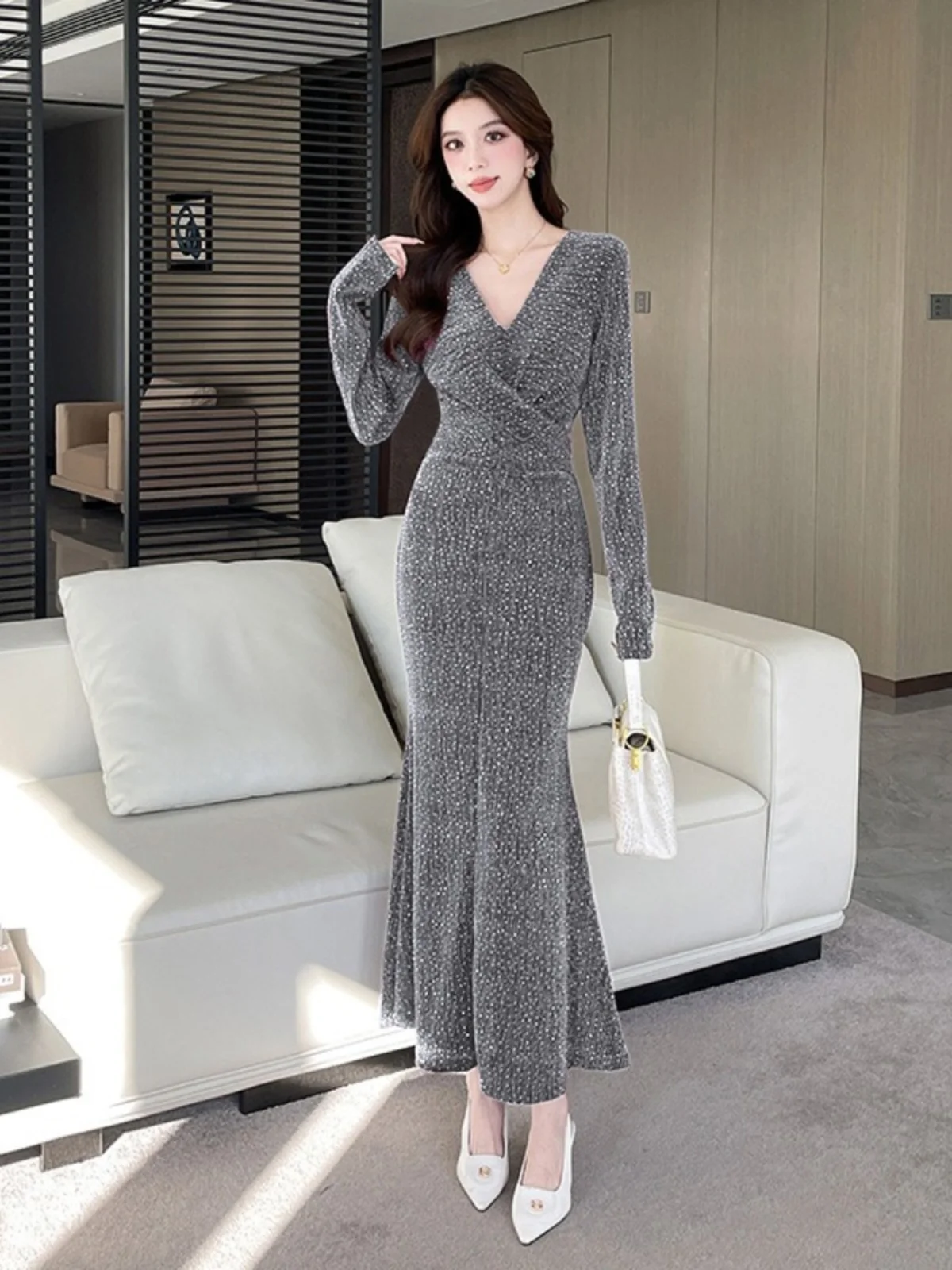 เดรสทรงเมอร์เมดผ้าไหมเนื้อนุ่มสีสดใส ดีไซน์คอวีไขว้ผูกโบว์ สไตล์หรูหราสง่างาม ยืดหยุ่นได้ เหมาะสำหรับงานปาร์ตี้หรืองานพรอม