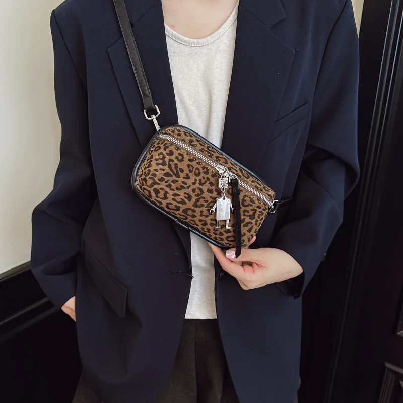 

Известная дизайнерская высококачественная мягкая кожаная сумка - зима 2026, новая матовая универсальная атмосферная женская сумка для мобильного телефона