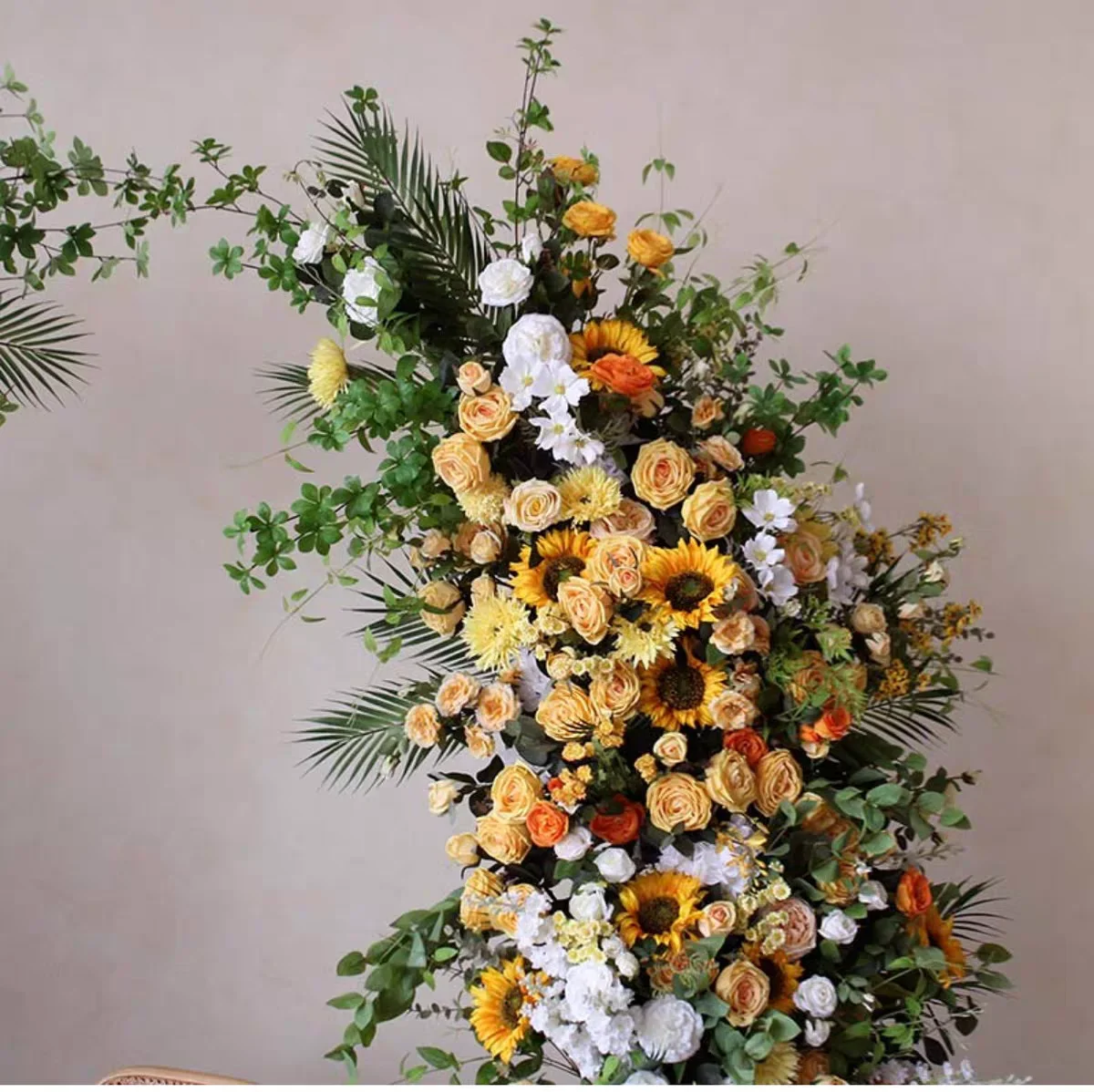 Suministros para fiestas, fotomatón, decoración de boda, girasoles de seda, rosas amarillas artificiales, arco de boda, centros de mesa, telón de fondo