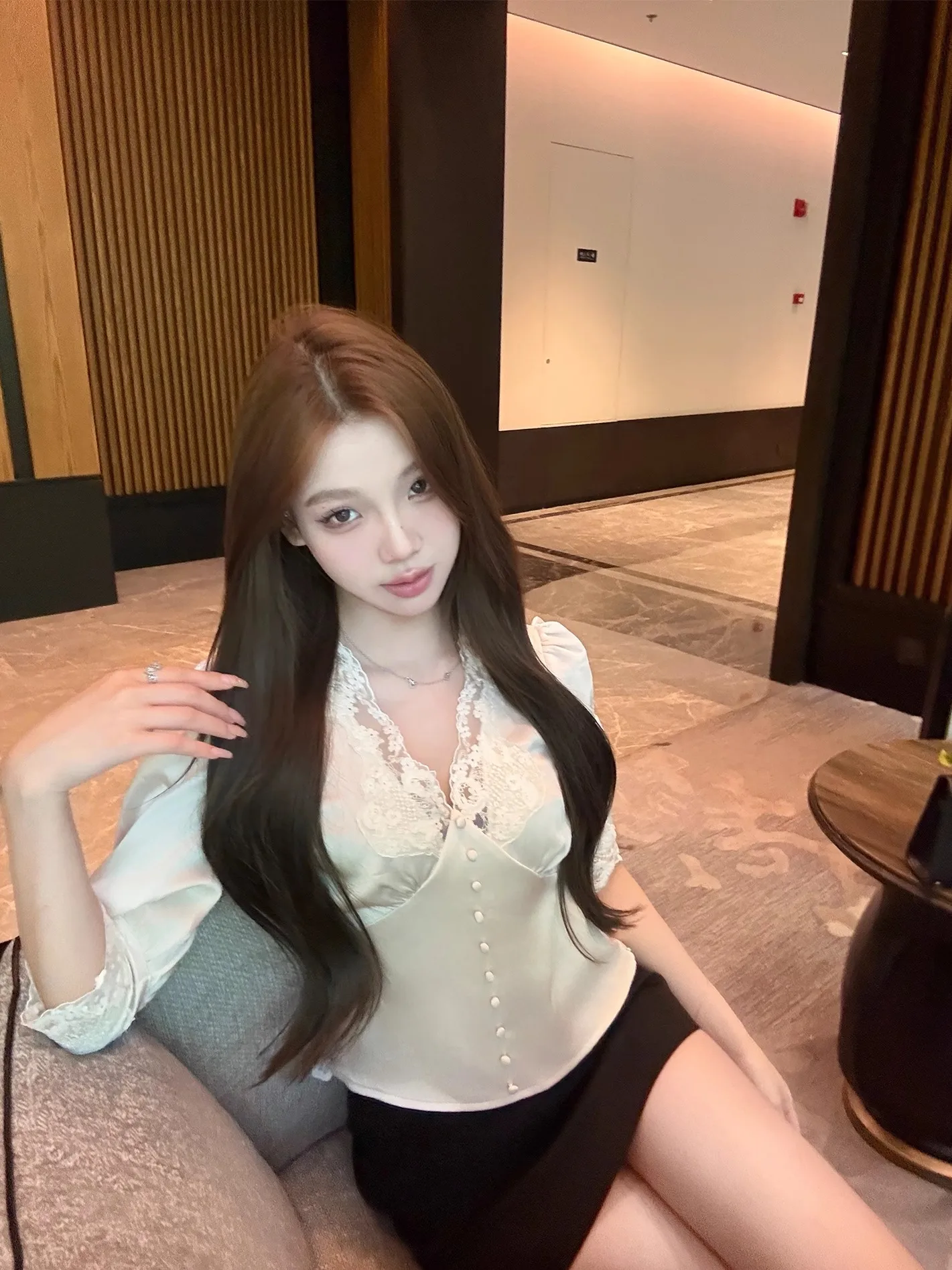 

Женский топ EU Korean Sle с V-образным вырезом, рукавами-фонариками, облегающий, с кружевной отделкой, из ацетатной ткани, для офиса и повседневной носки, модная весенняя коллекция