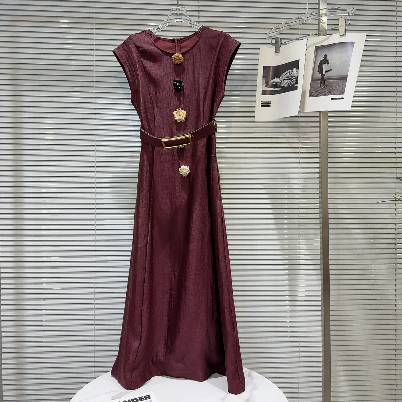 Letnia kolekcja 2025, długa metalowa ozdoba kwiatowa 3D, poduszka na ramię, elegancka damska sukienka z wysokim stanem, rozkloszowana, bez rękawów.