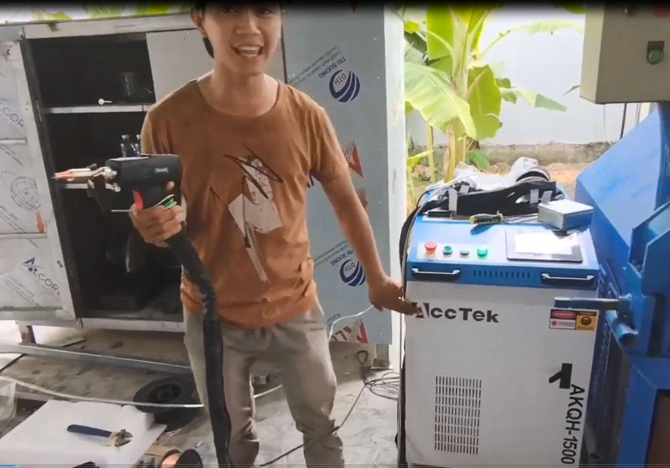 2000-ワット金属レーザークリーニング溶接機ステンレス鋼シート-3in1-クリーニング切断レーザー機