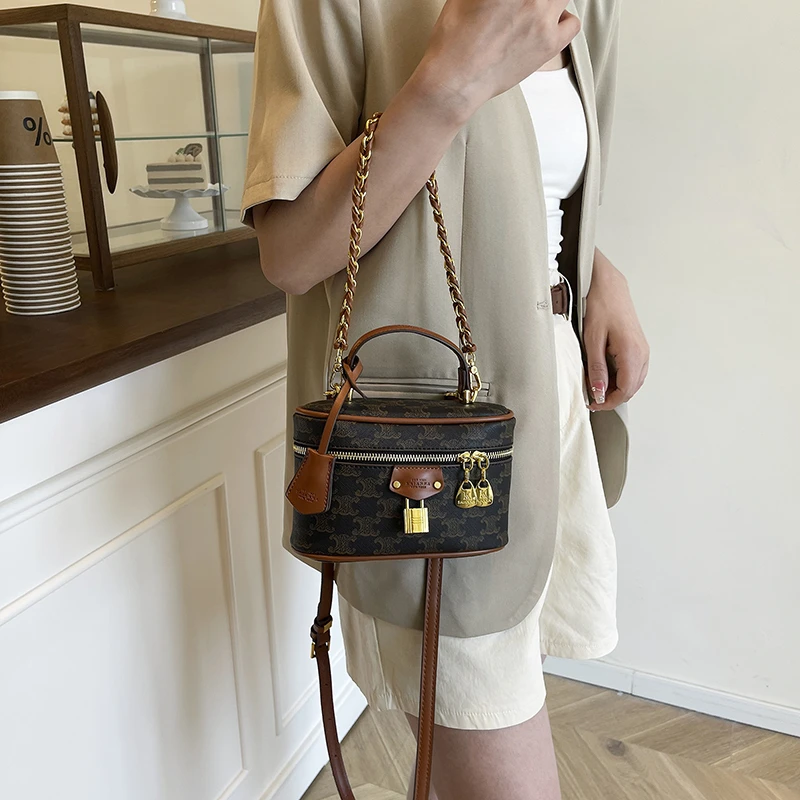 

Elegant Leather Commuter Bag With Large Capacity And Trendy Design For Stylish Women Perfect For Paris Fashion