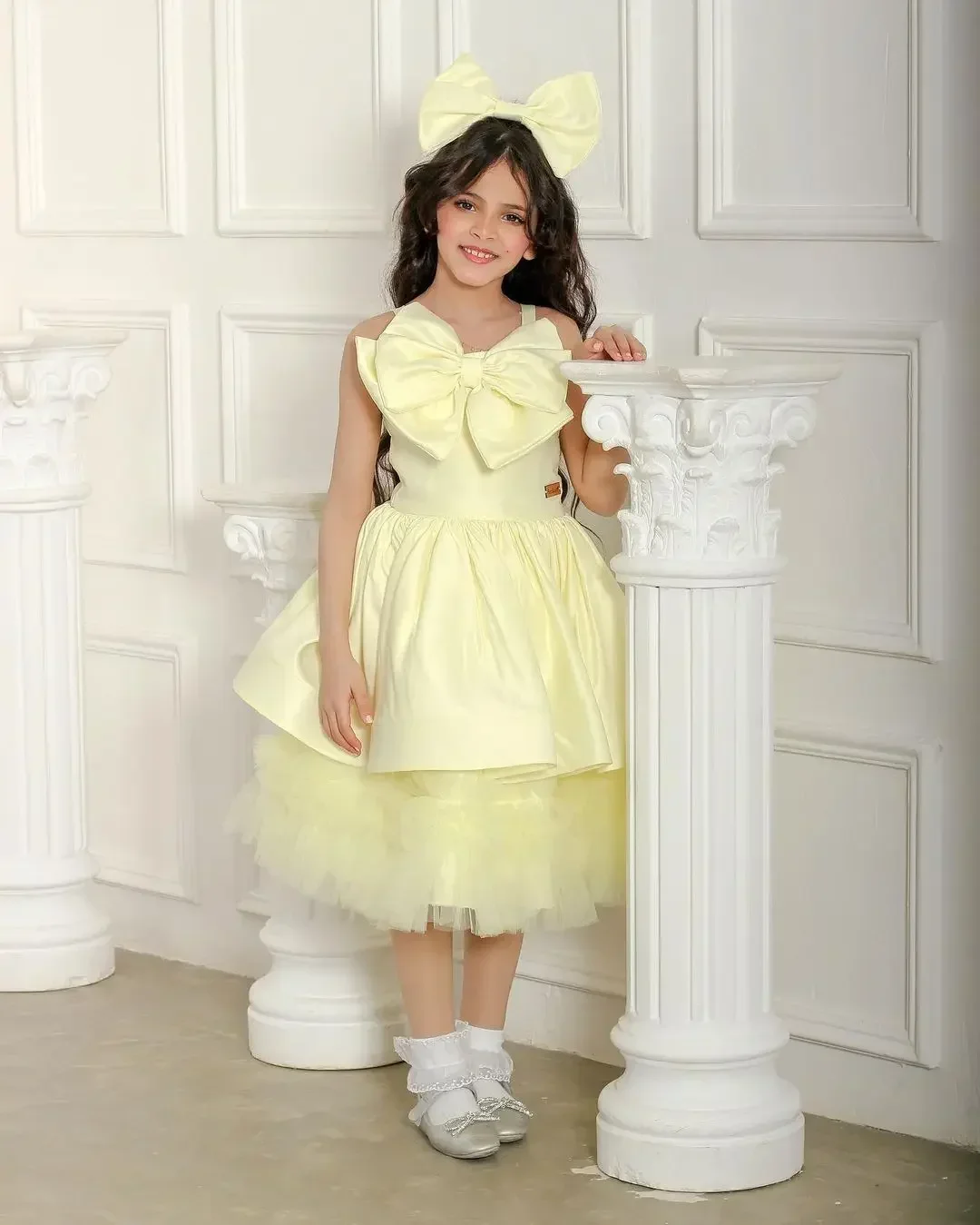カスタマイズされた黄色の弓サテンフラワーガールドレスチュールリフラスノースリーブ結婚式子供の誕生日パーティー初聖体夜会服