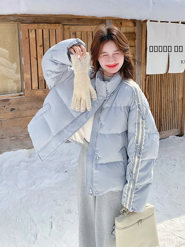 

Синяя женская зимняя теплая куртка с воротником-стойкой, кружевной отделкой и узлом, свободного кроя, с наполнителем из белого пуха