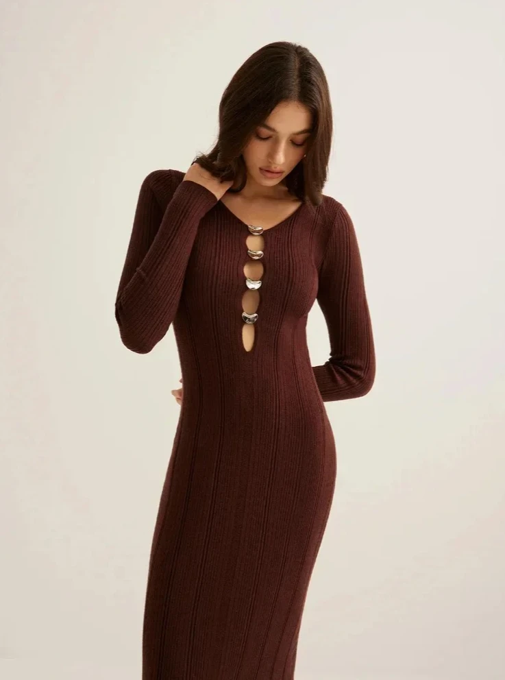 Abito da donna in maglia con scollo a V ritagliato con decorazioni in metallo, maxi abito aderente elegante in tinta unita, abito da ufficio a maniche lunghe