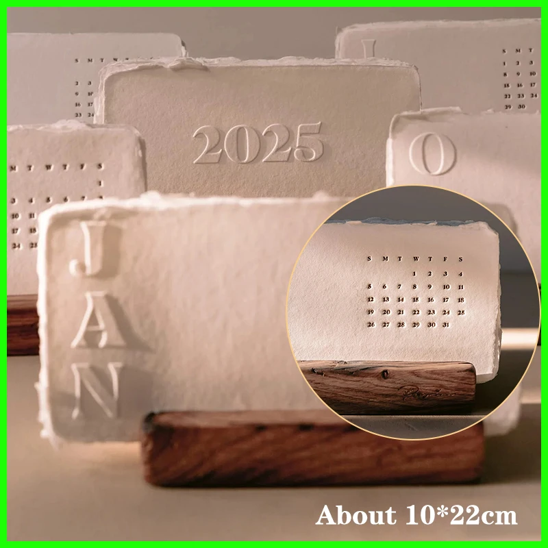 De boekdrukkalender 2025 2025 mini witte textuur bureaukalender met houten standaard boekdruktekst maandkalender 12 maanden