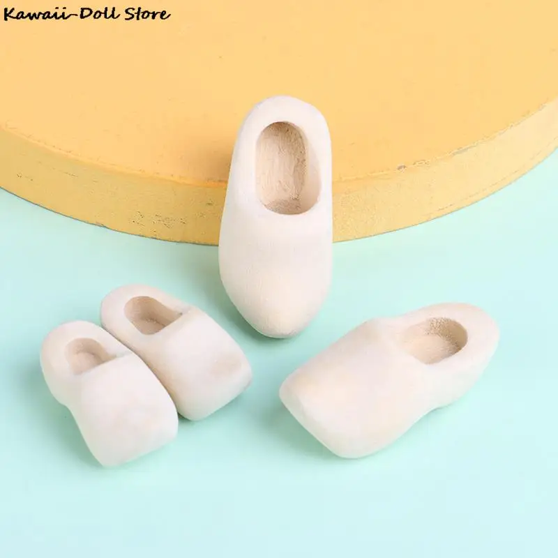 1Pair 1/12 Dollhouse Miniature Dutch Wooden Shoes Handmade Wooden Clogs Simulation Scene Collocation Model DIY Accessories