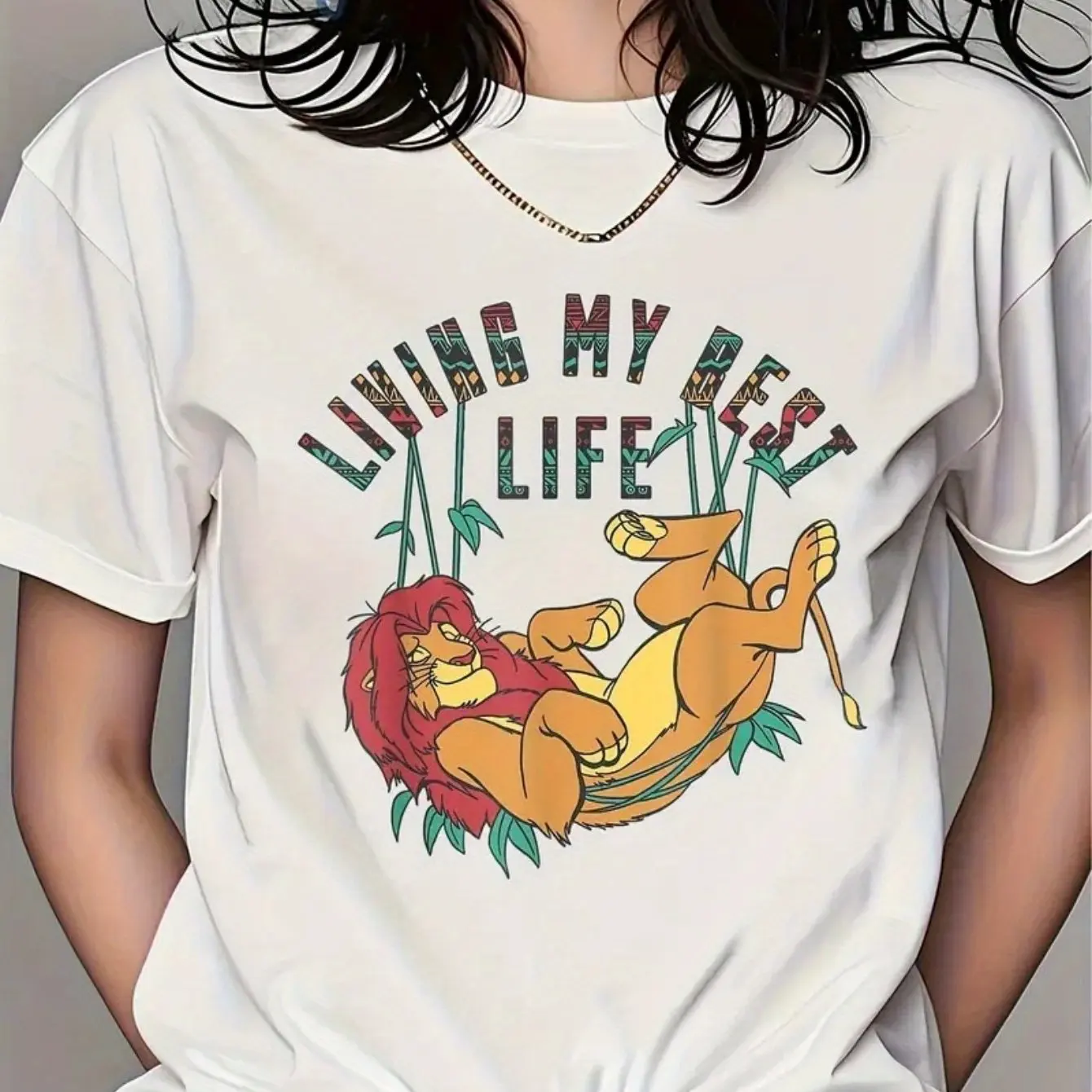 تي شيرت نسائي برسومات Disney Lion King - تصميم Living My Best Life Simba & Pumbaa، عمل فني كرتوني ملون #1
