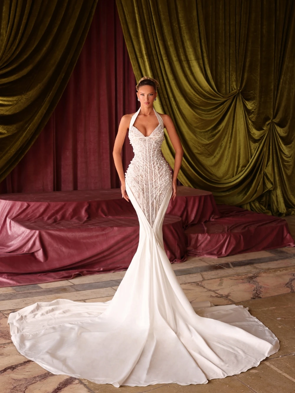 Luxury Pearls Beaded Wedding Dress Sexy Bodycon Fit Mermaid Bridal Gown Customized Halter Ruched Fashionable Bride Wear