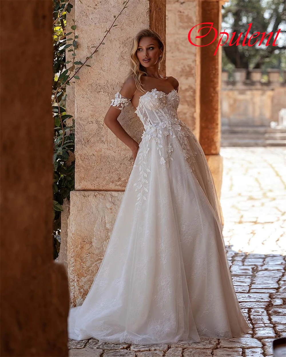 

Customized White Tulle Wedding Dress Elegant Strapless Off the Shoulder Short Sleeves Bridal Gowns Chapel Train Backless Dress