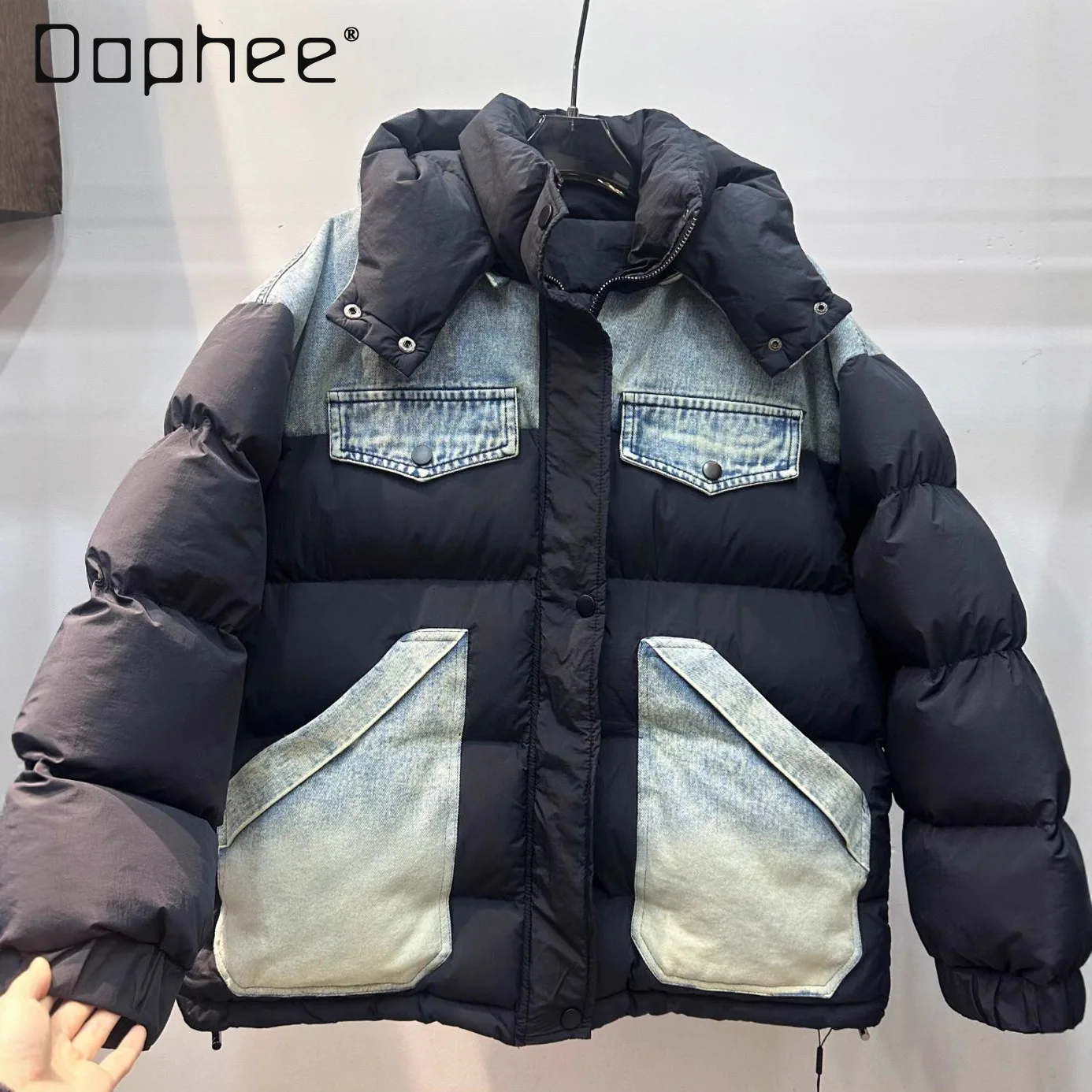 

Хлопковая куртка в европейском стиле для женщин, новинка зимы 2025 года, лоскутная джинсовая куртка-пуховик с большими карманами, модное хлопковое пальто с капюшоном