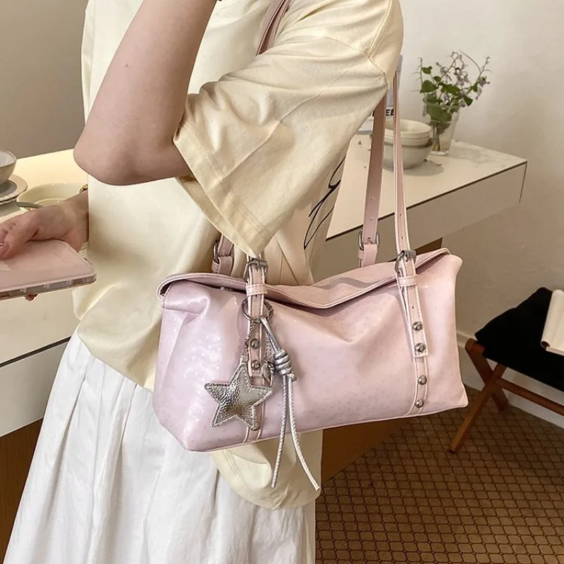 Mehrfarbige Damen-Umhängetasche aus Kunstleder mit Stern-Anhänger, für den täglichen Gebrauch im Büro, Streetwear, Wochenendreisen und für den Alltag.